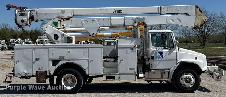 image for item DO0778 2001 Freightliner F80 bucket truck