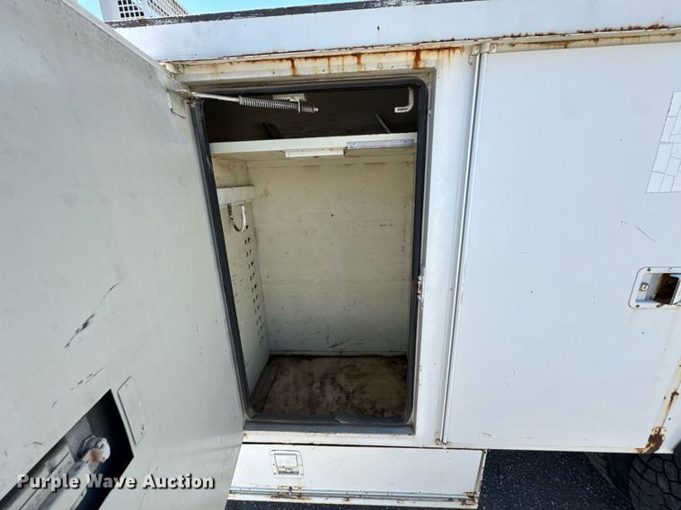 image for item DO0778 2001 Freightliner F80 bucket truck