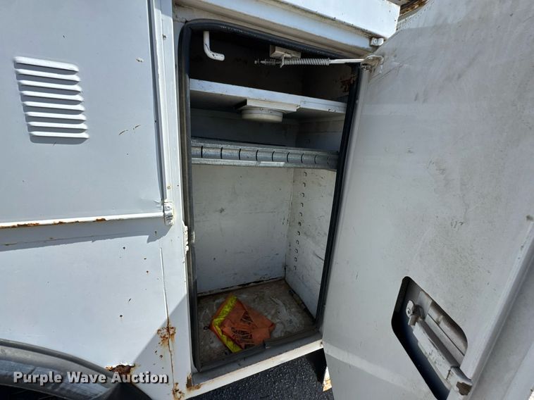 image for item DO0778 2001 Freightliner F80 bucket truck