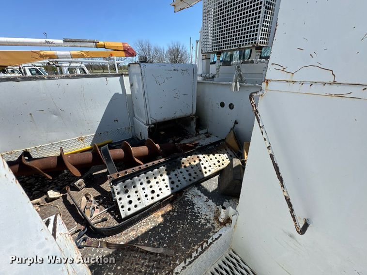 image for item DO0778 2001 Freightliner F80 bucket truck