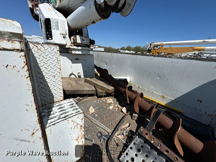 image for item DO0778 2001 Freightliner F80 bucket truck