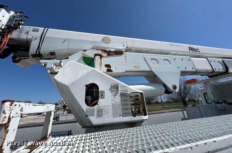 image for item DO0778 2001 Freightliner F80 bucket truck