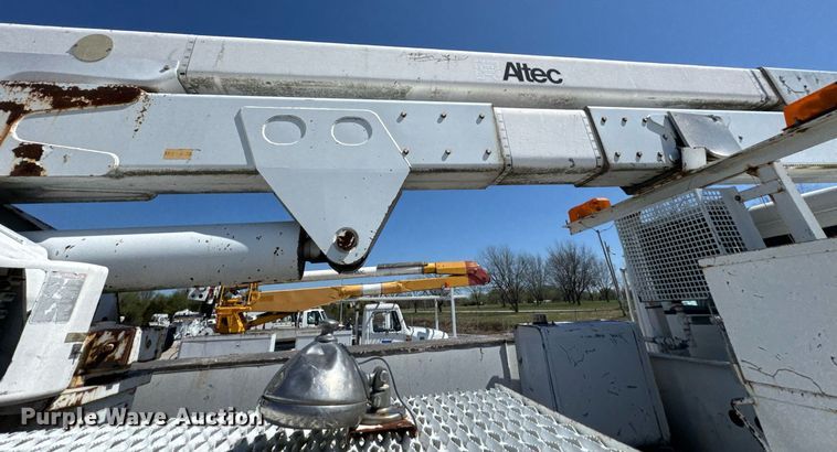 image for item DO0778 2001 Freightliner F80 bucket truck