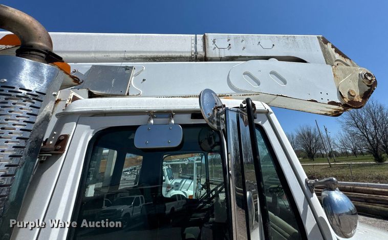 image for item DO0778 2001 Freightliner F80 bucket truck