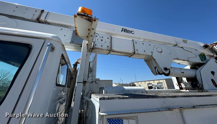 image for item DO0778 2001 Freightliner F80 bucket truck
