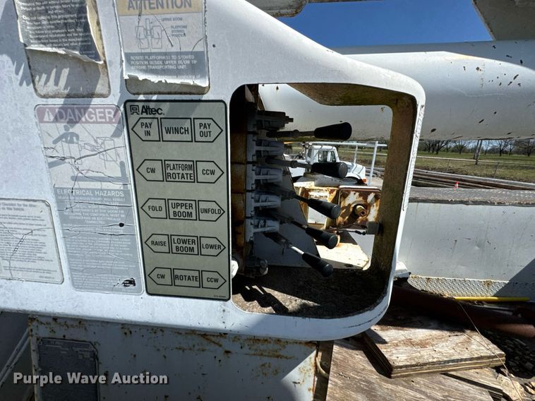 image for item DO0778 2001 Freightliner F80 bucket truck