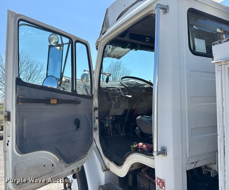 image for item DO0778 2001 Freightliner F80 bucket truck