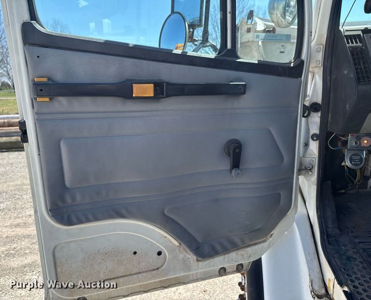 image for item DO0778 2001 Freightliner F80 bucket truck