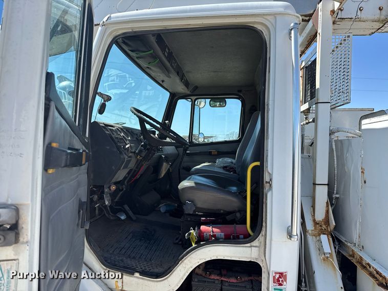 image for item DO0778 2001 Freightliner F80 bucket truck