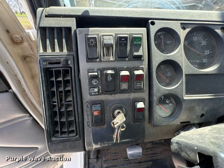 image for item DO0778 2001 Freightliner F80 bucket truck