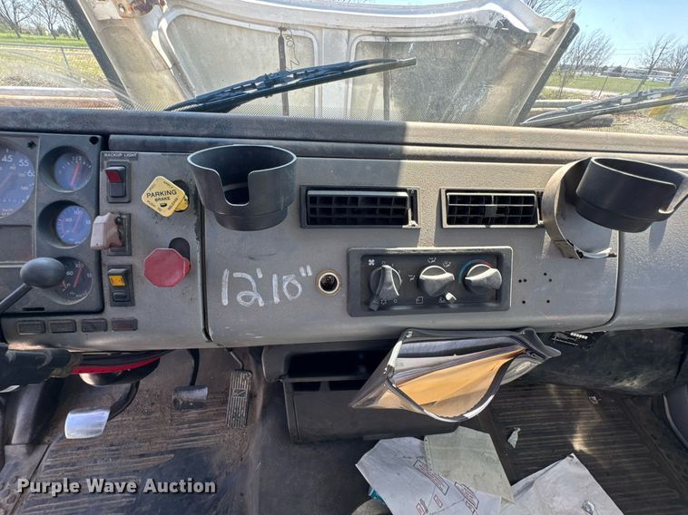 image for item DO0778 2001 Freightliner F80 bucket truck