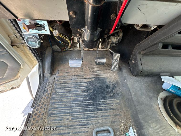 image for item DO0778 2001 Freightliner F80 bucket truck