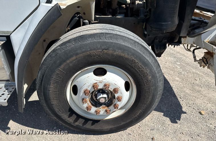 image for item DO0778 2001 Freightliner F80 bucket truck