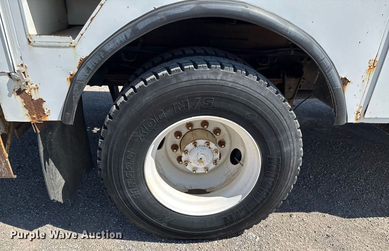 image for item DO0778 2001 Freightliner F80 bucket truck