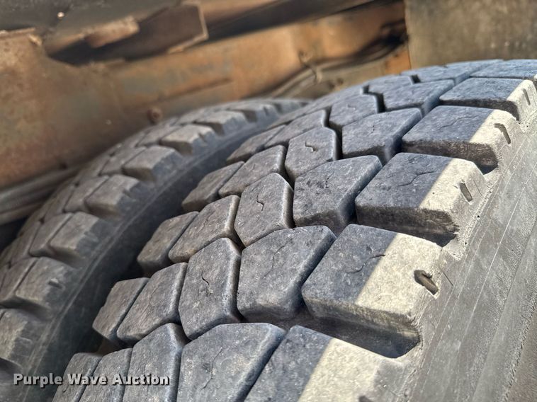 image for item DO0778 2001 Freightliner F80 bucket truck