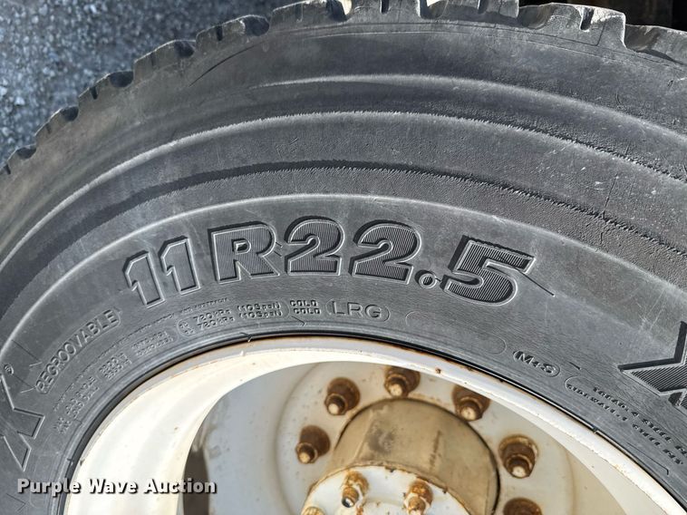 image for item DO0778 2001 Freightliner F80 bucket truck