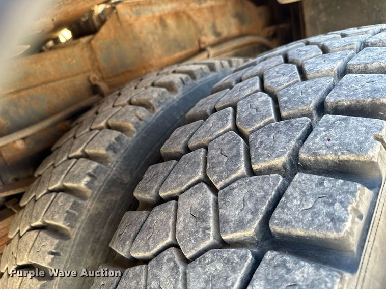 image for item DO0778 2001 Freightliner F80 bucket truck