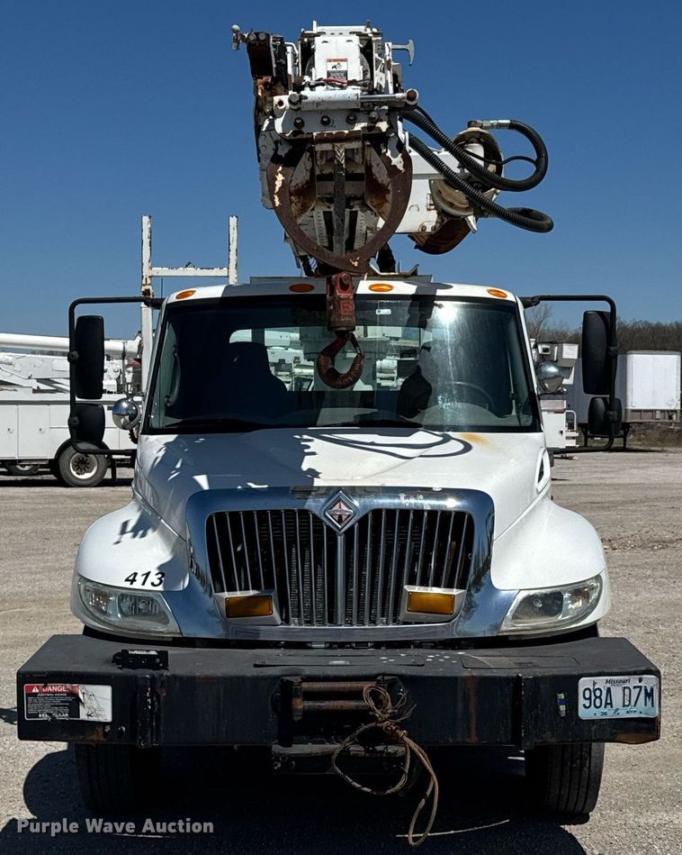 image for item DO0779 2005 International 4300 digger derrick truck