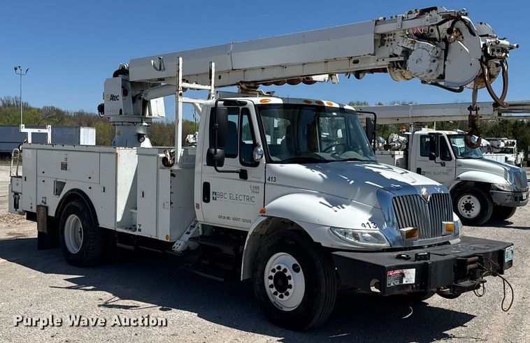 image for item DO0779 2005 International 4300 digger derrick truck