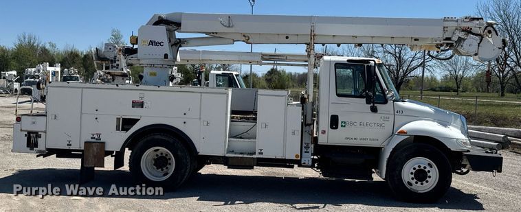 image for item DO0779 2005 International 4300 digger derrick truck