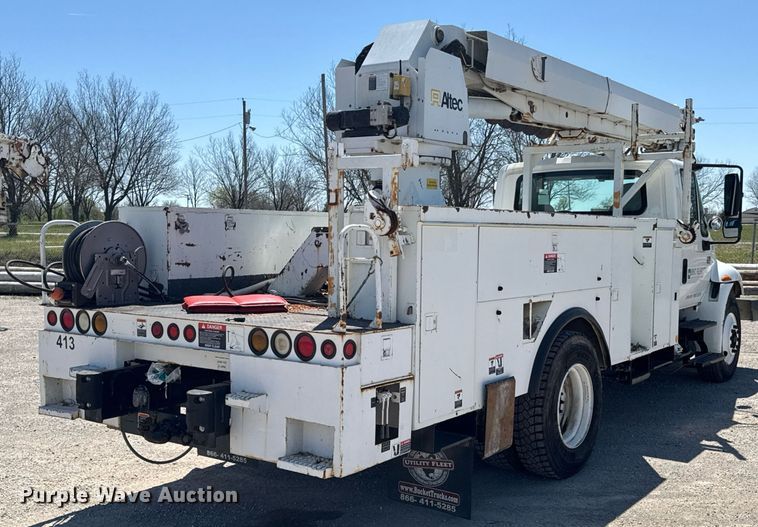 image for item DO0779 2005 International 4300 digger derrick truck