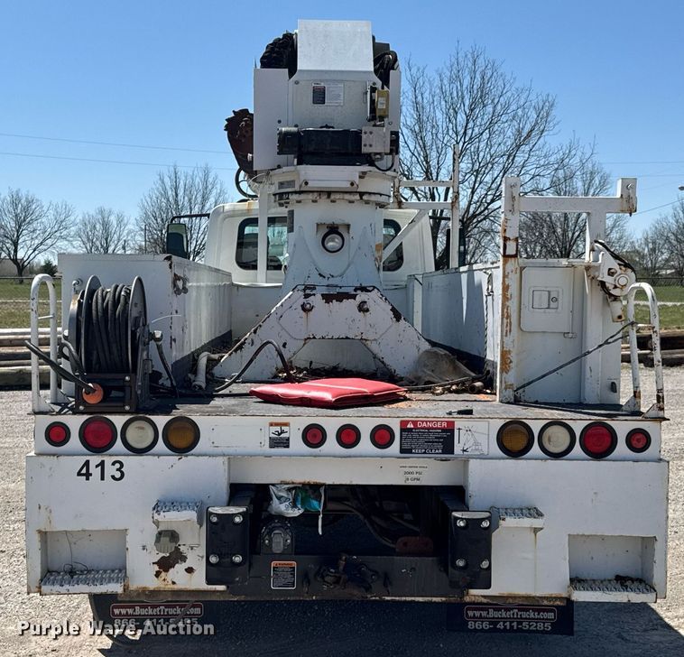 image for item DO0779 2005 International 4300 digger derrick truck