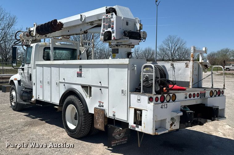 image for item DO0779 2005 International 4300 digger derrick truck