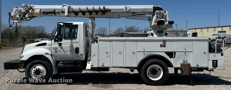 image for item DO0779 2005 International 4300 digger derrick truck