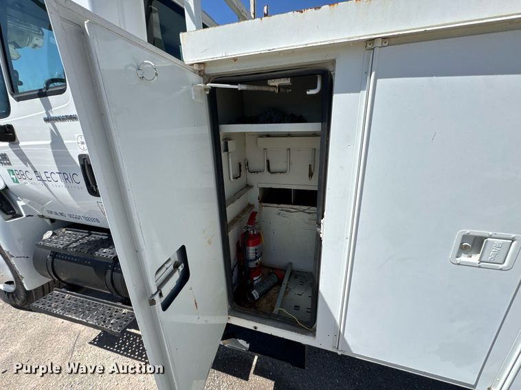 image for item DO0779 2005 International 4300 digger derrick truck