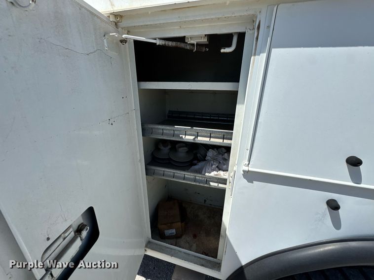 image for item DO0779 2005 International 4300 digger derrick truck