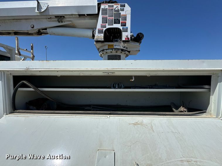 image for item DO0779 2005 International 4300 digger derrick truck