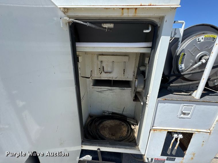 image for item DO0779 2005 International 4300 digger derrick truck