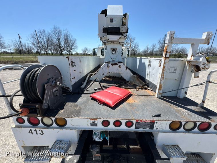 image for item DO0779 2005 International 4300 digger derrick truck