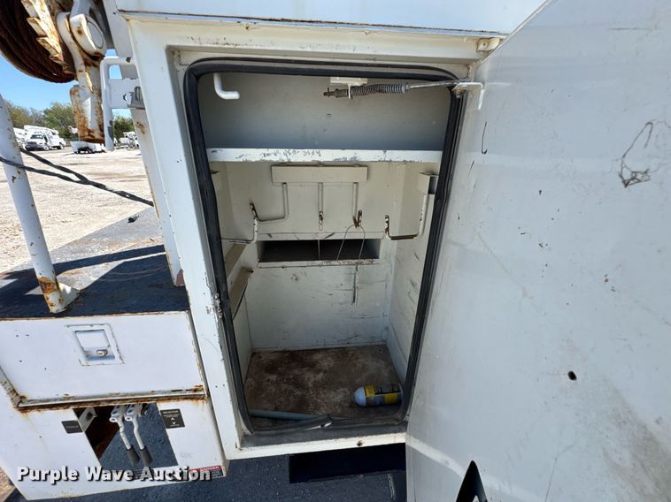 image for item DO0779 2005 International 4300 digger derrick truck