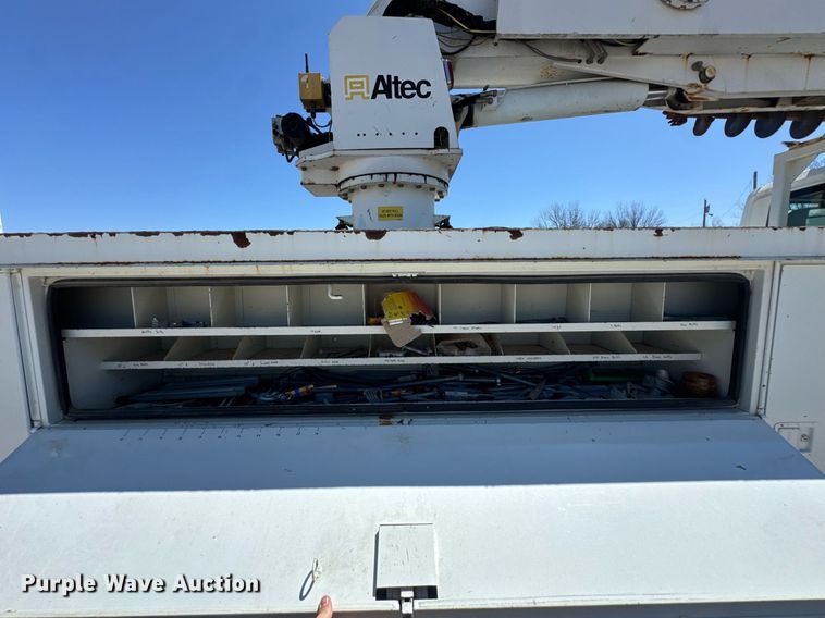 image for item DO0779 2005 International 4300 digger derrick truck