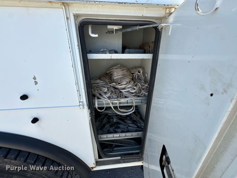 image for item DO0779 2005 International 4300 digger derrick truck