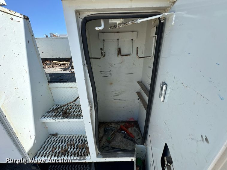 image for item DO0779 2005 International 4300 digger derrick truck