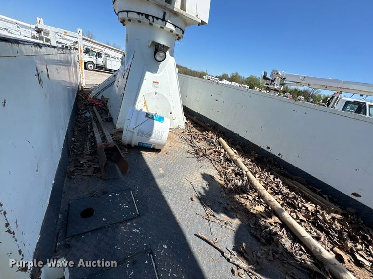 image for item DO0779 2005 International 4300 digger derrick truck