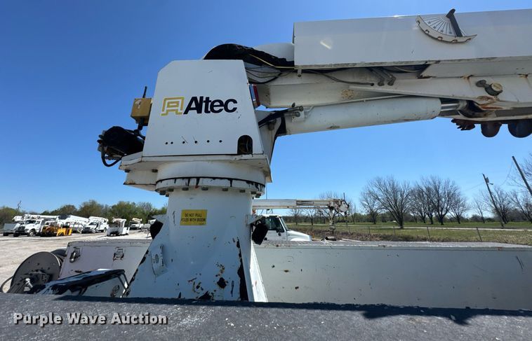 image for item DO0779 2005 International 4300 digger derrick truck