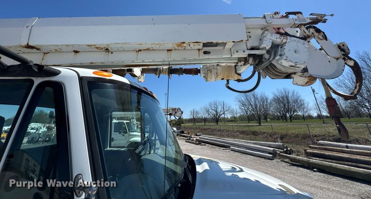 image for item DO0779 2005 International 4300 digger derrick truck