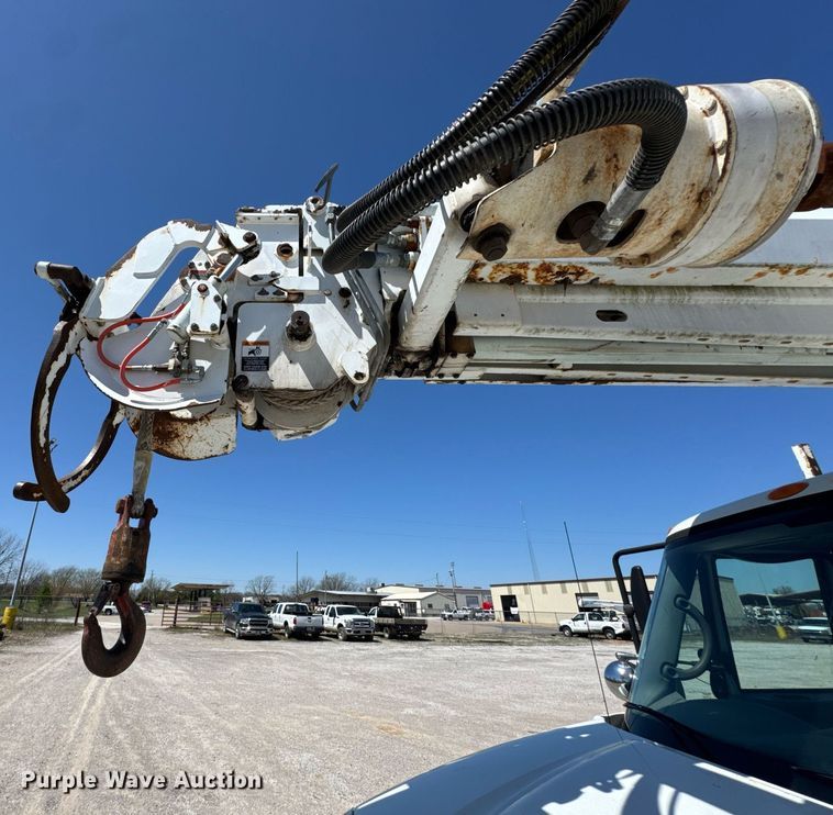 image for item DO0779 2005 International 4300 digger derrick truck