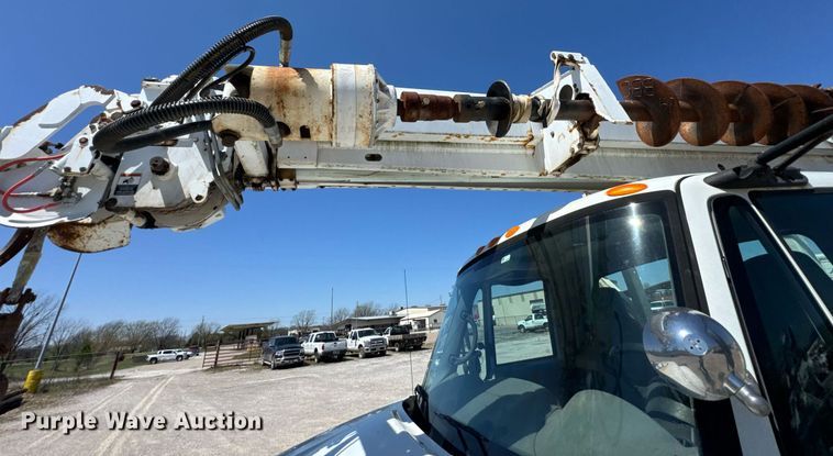 image for item DO0779 2005 International 4300 digger derrick truck