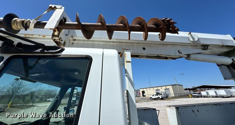 image for item DO0779 2005 International 4300 digger derrick truck