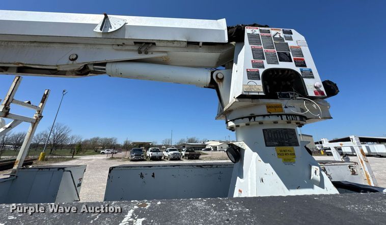 image for item DO0779 2005 International 4300 digger derrick truck