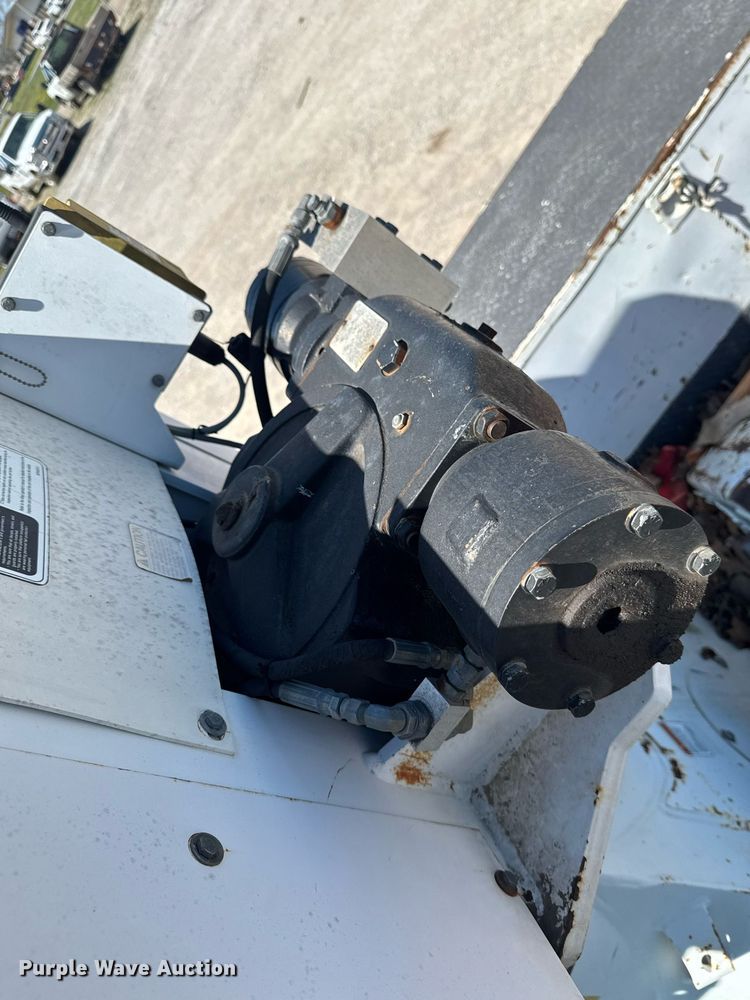 image for item DO0779 2005 International 4300 digger derrick truck