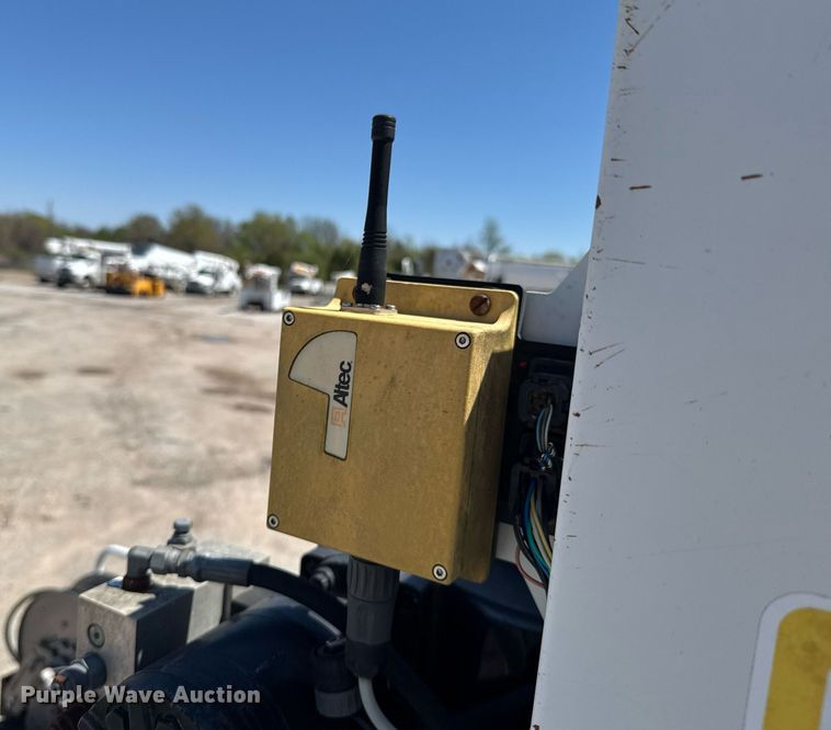 image for item DO0779 2005 International 4300 digger derrick truck