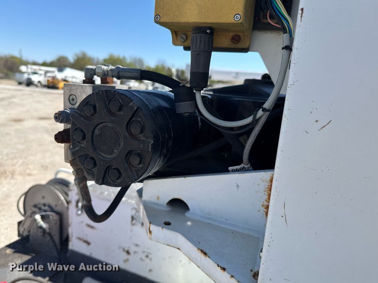 image for item DO0779 2005 International 4300 digger derrick truck