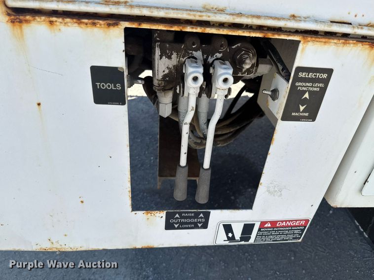 image for item DO0779 2005 International 4300 digger derrick truck