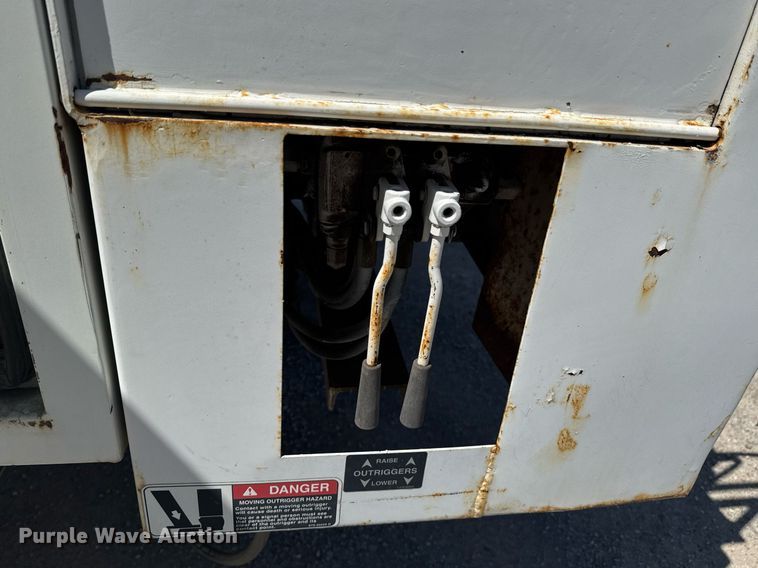 image for item DO0779 2005 International 4300 digger derrick truck