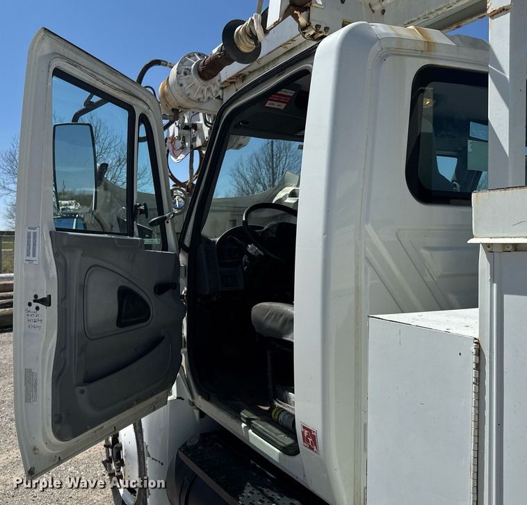 image for item DO0779 2005 International 4300 digger derrick truck